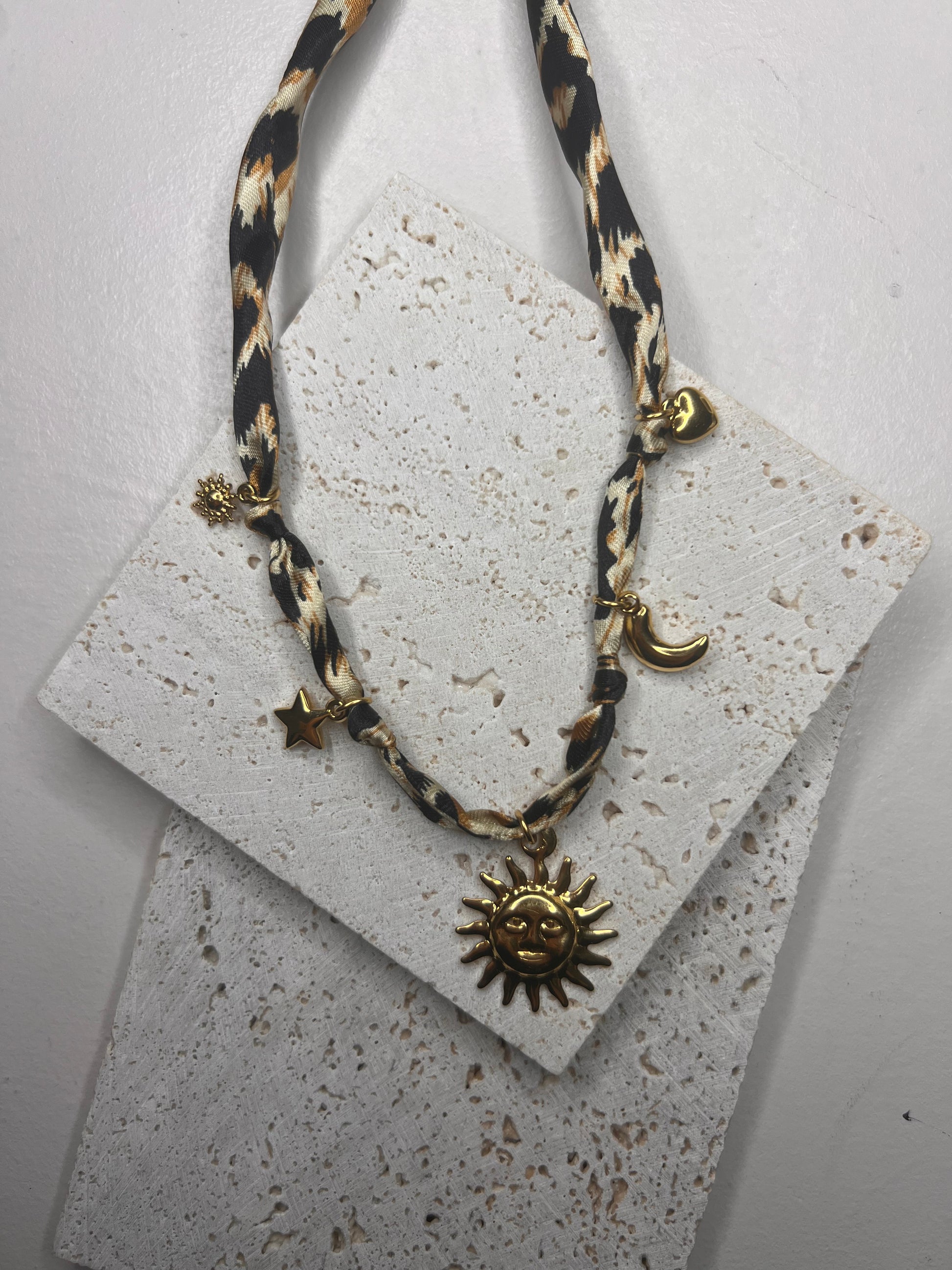 COLLIER OLIVIA