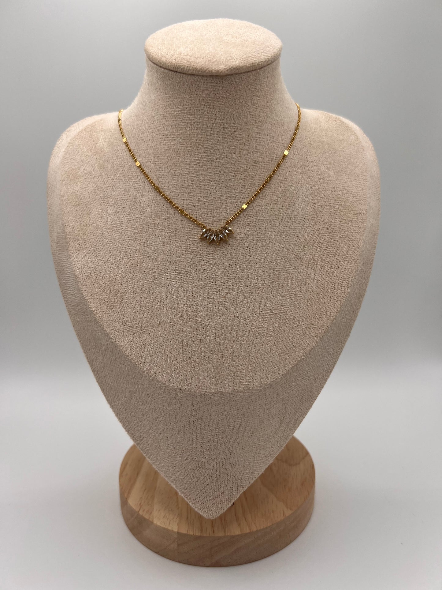 COLLIER ALICIA