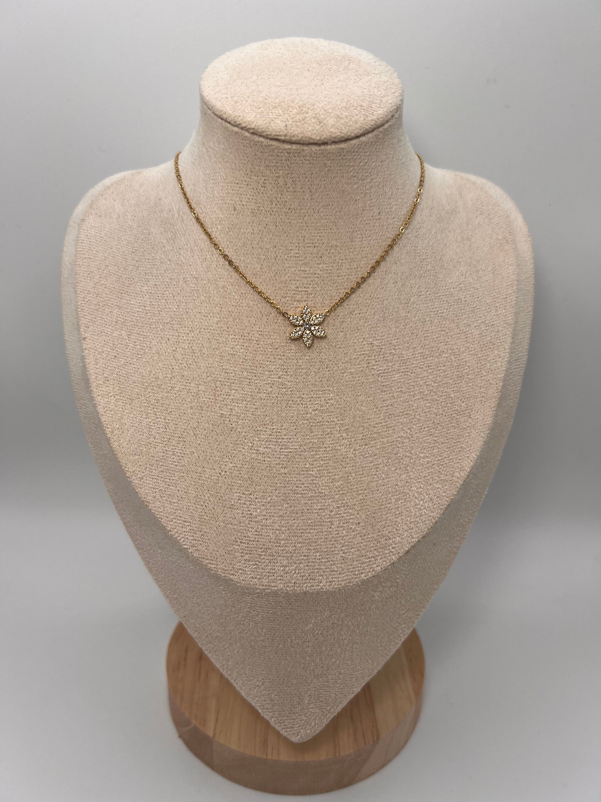 COLLIER GLADYS