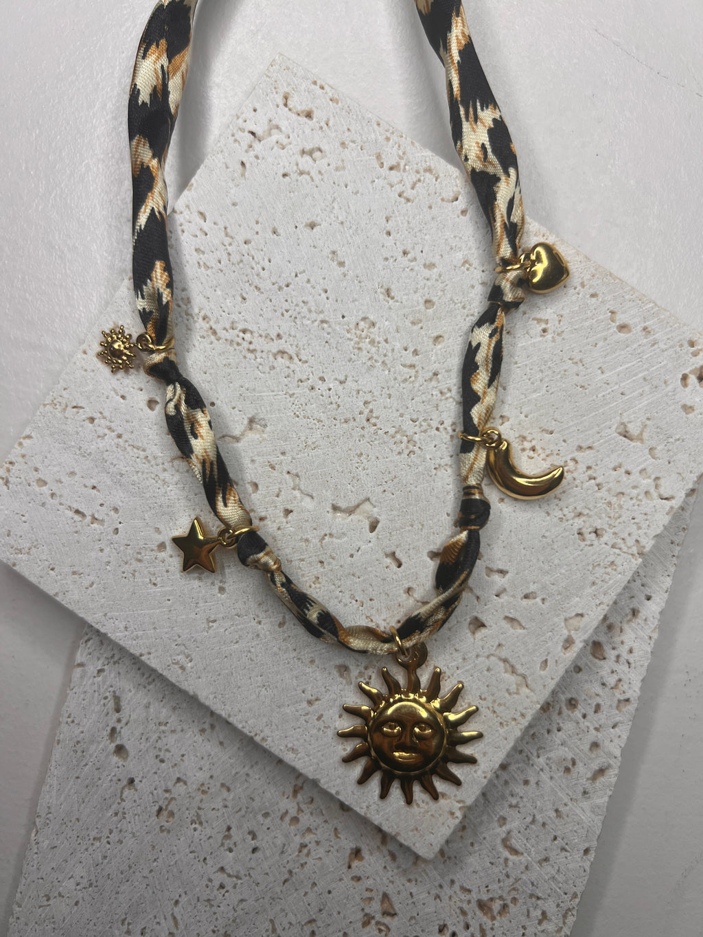 COLLIER OLIVIA