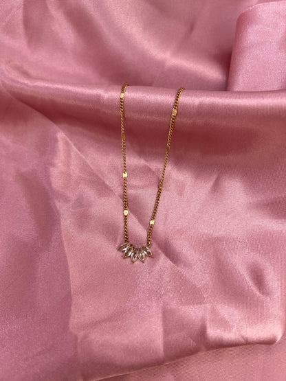 COLLIER ALICIA