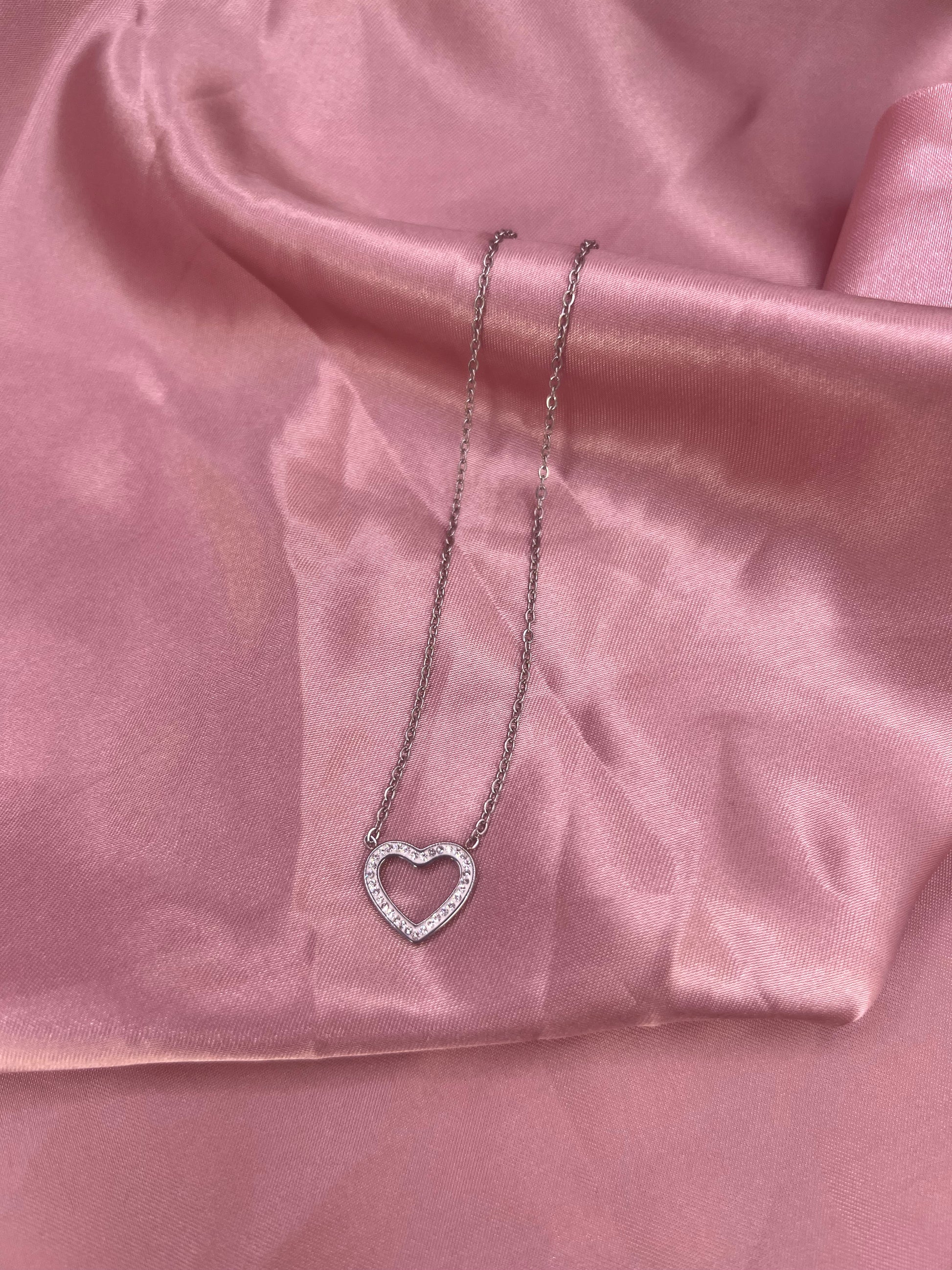 COLLIER CARLA