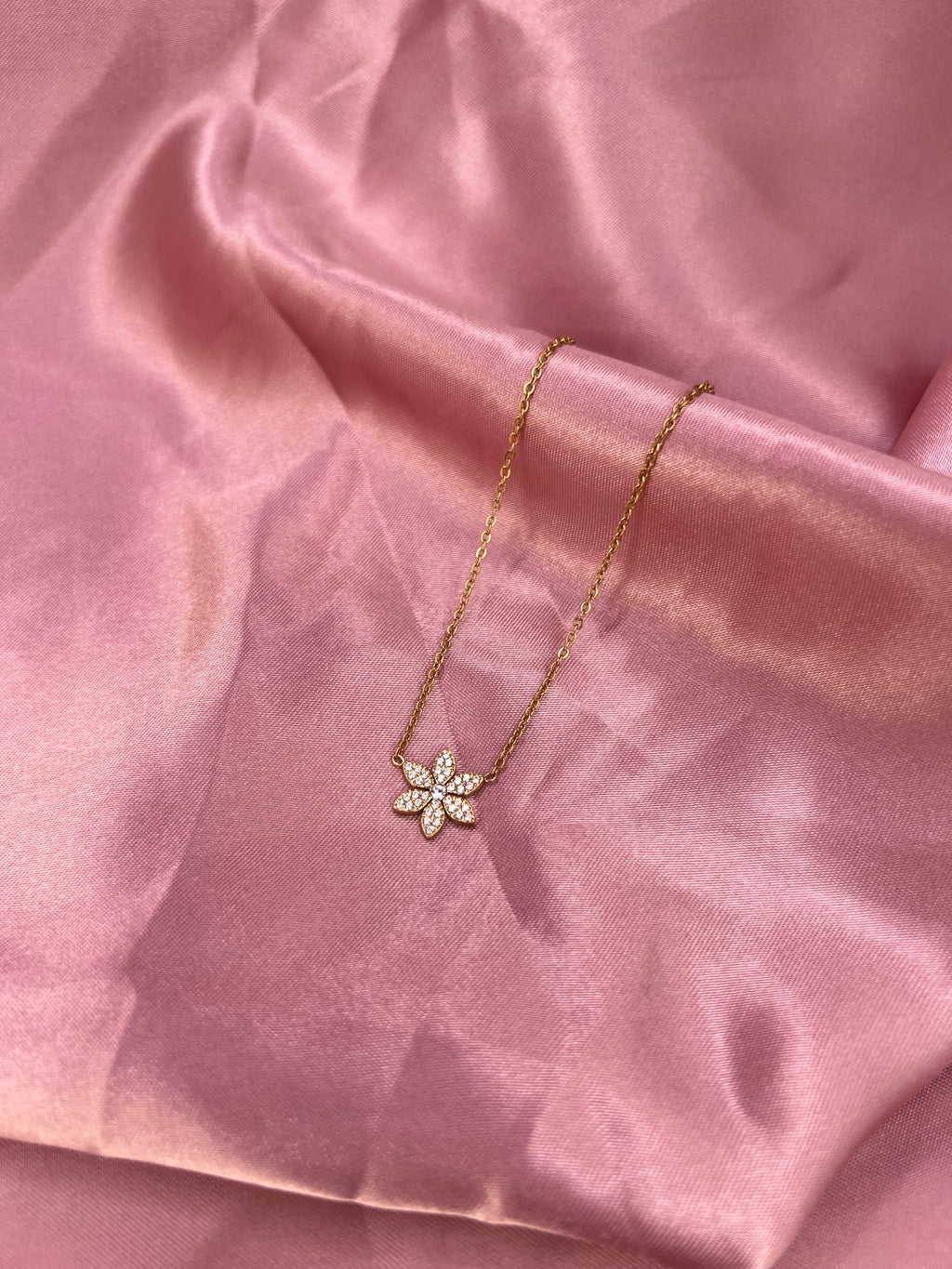 COLLIER GLADYS