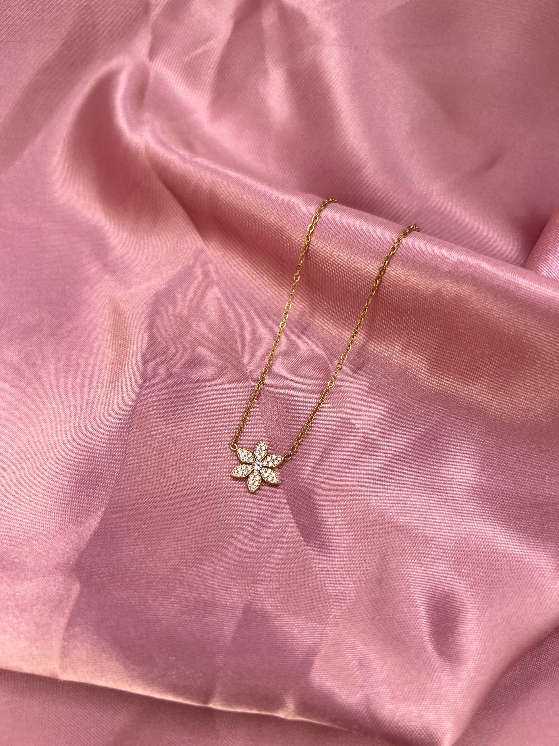COLLIER GLADYS