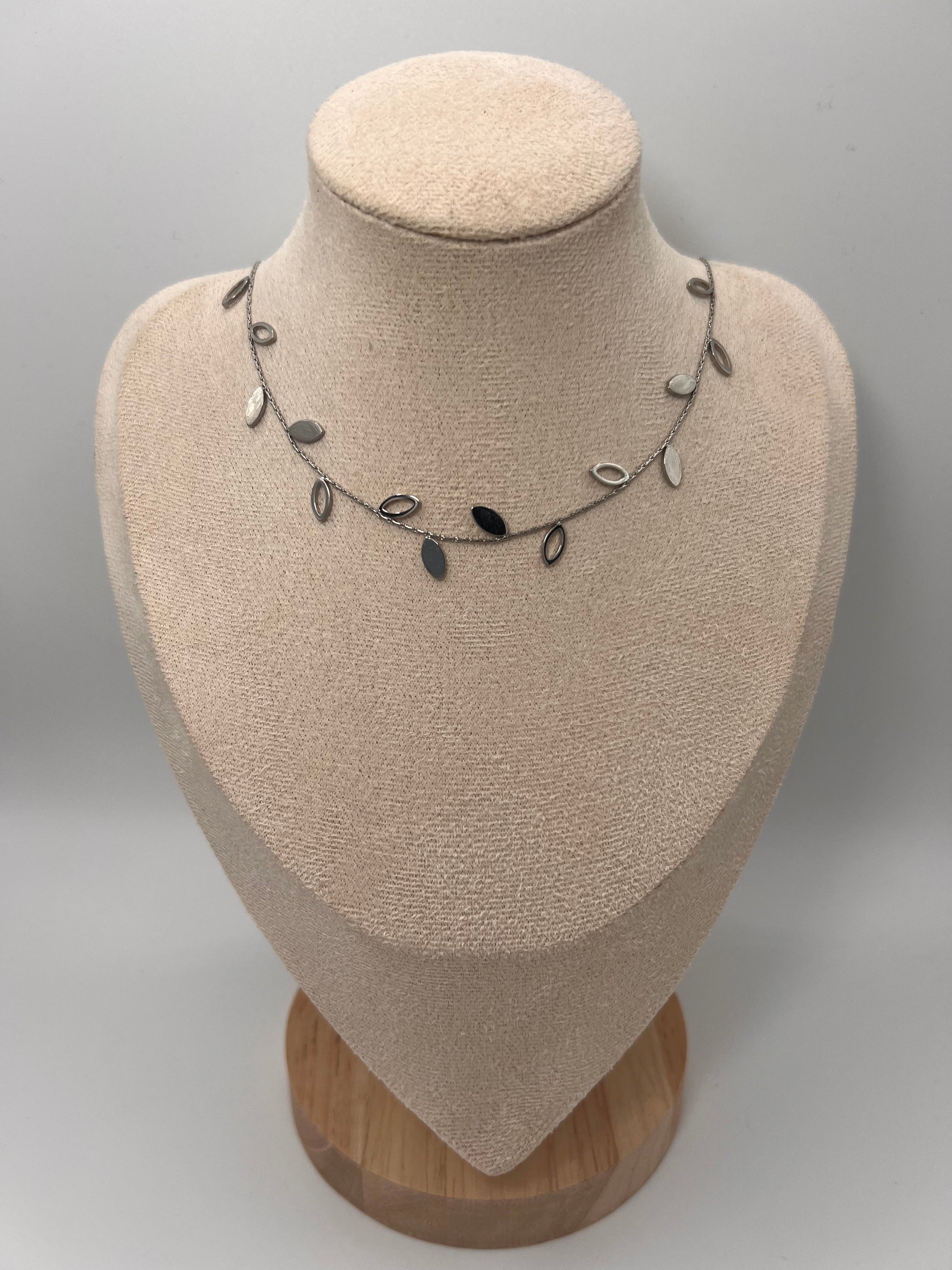 COLLIER PAULINE